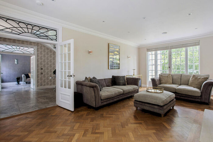 5 Bedroom Detached House For Sale In Roundhill Drive, Woking, GU22