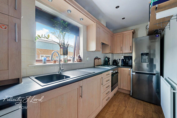 2 Bedroom Flat For Sale In Brabazon Street, London, E14