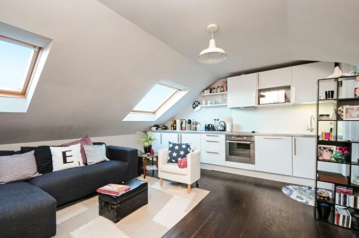 1 Bedroom Flat To Rent In Holmewood Road, Brixton, London, SW2