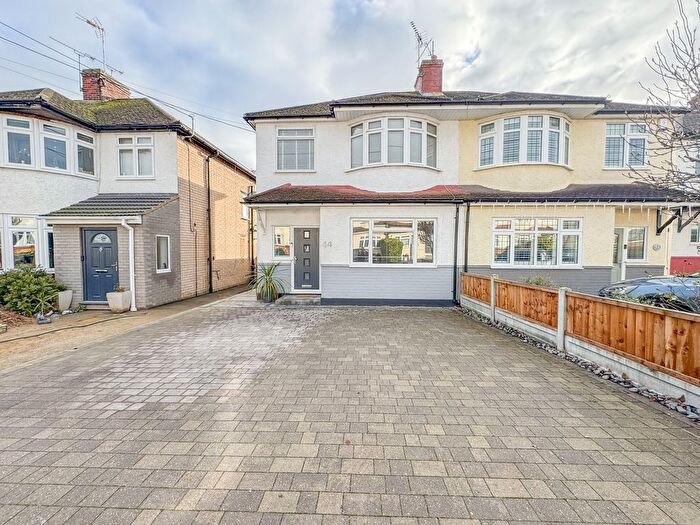 3 Bedroom Semi Detached House For Sale In Broadlands Road, Hockley, SS5