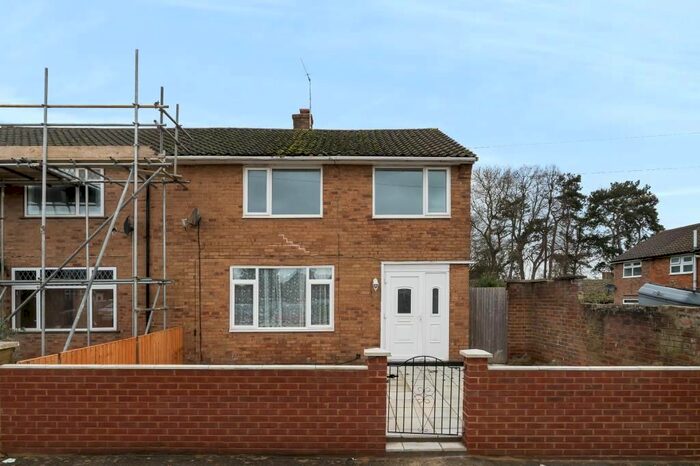 4 Bedroom Semi-Detached House To Rent In Slough, Berkshire, SL2