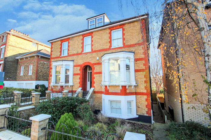 2 Bedroom Flat To Rent In Glenridge House, Queens Road, CM14