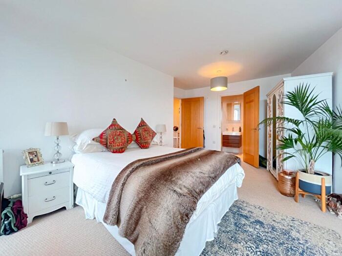 2 Bedroom Flat To Rent In Candle House, Wharf Approach, Leeds, LS1