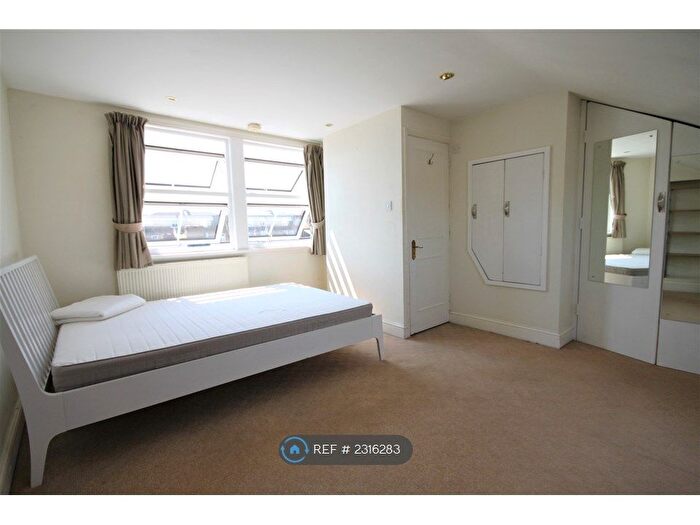 3 Bedroom Flat To Rent In Raeburn Street, London, SW2