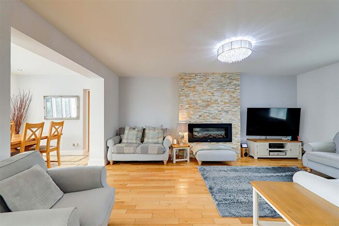 5 Bedroom Detached House For Sale In Hillside Avenue, Broadwater, Worthing, BN14