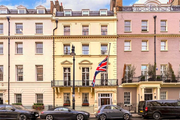 3 Bedroom Flat To Rent In Hill Street, Mayfair, London, W1J