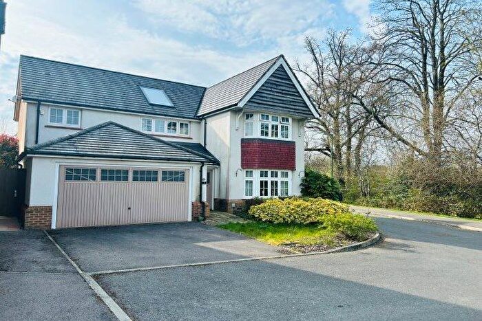 5 Bedroom Property To Rent In Field Drive, Crawley, RH10