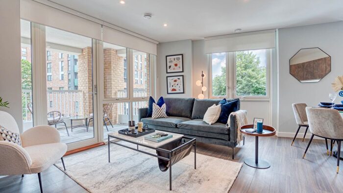 2 Bedroom Flat For Sale In Gidleigh Gardens, London, W3