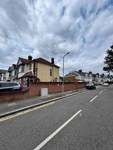 3 Bedroom End Of Terrace House For Sale In Ilford, IG2