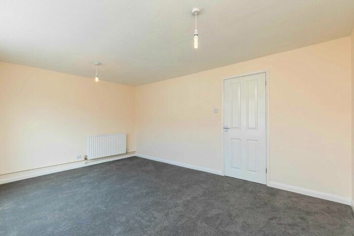 3 Bedroom Maisonette To Rent In Bishopric, Horsham, RH12