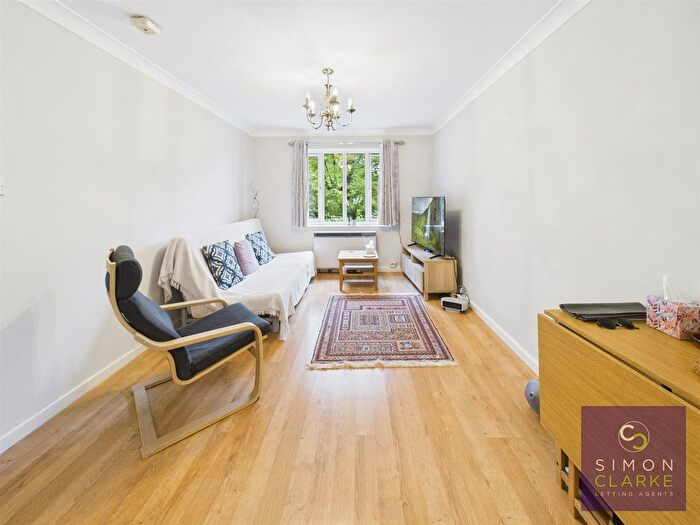 1 Bedroom Flat To Rent In Lyonsdown Road, Barnet, EN5