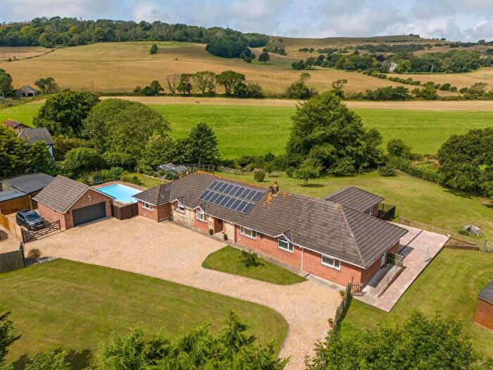 4 Bedroom Bungalow For Sale In West Street, PO38