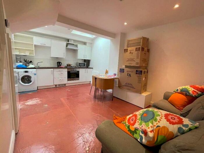 2 Bedroom Flat To Rent In Choumert Road, London, SE15