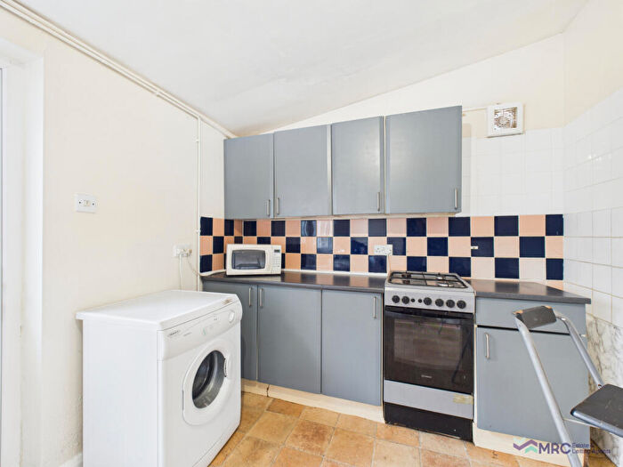 2 Bedroom Flat To Rent In Newland Avenue, Hull, HU5