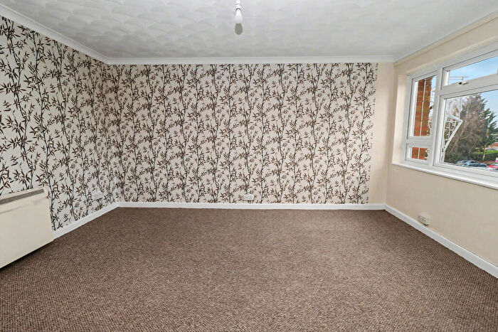 2 Bedroom Apartment To Rent In Summerlands Road, Fair Oak, SO50