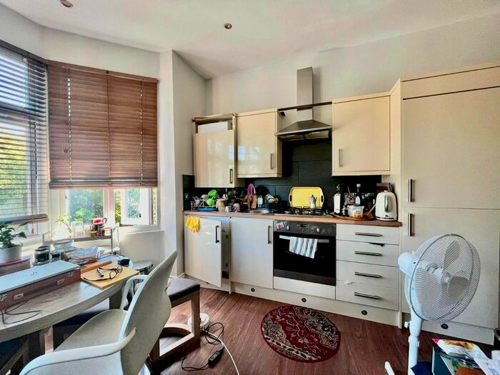 1 Bedroom Flat To Rent In Thrale Road, Furzedown, Streatham, SW16