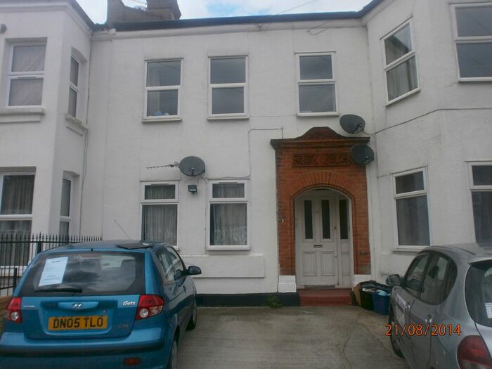 1 Bedroom Flat To Rent In York Road, Ilford, Essex, IG1