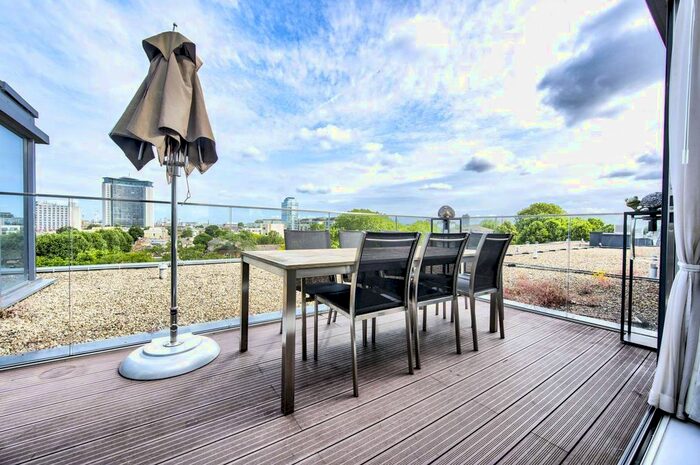 3 Bedroom Flat To Rent In Farm Lane, Fulham, London, SW6