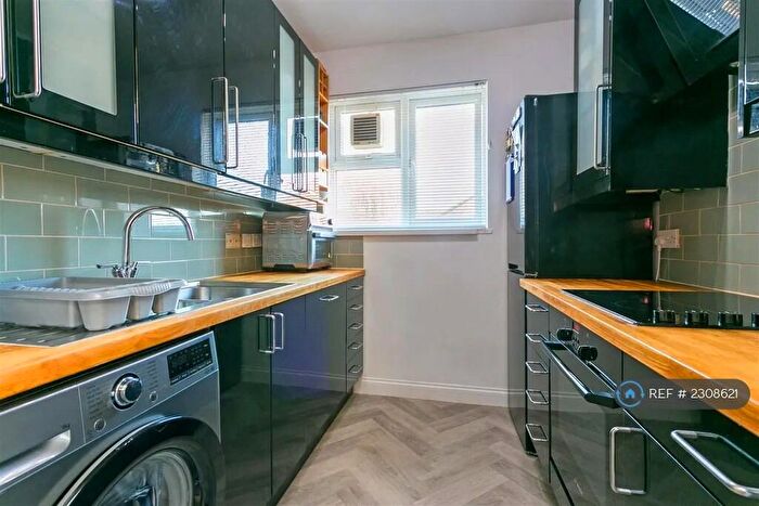 2 Bedroom Flat To Rent In Boveney Close, Slough, SL1