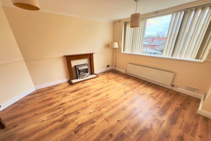 2 Bedroom Flat To Rent In Knowle Mount, Leeds, LS4