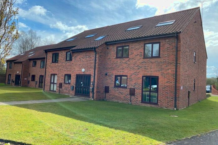 2 Bedroom Flat To Rent In Thorpe Hall Close, Norwich, NR7
