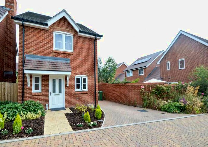 2 Bedroom Detached House To Rent In Daux Avenue, Billingshurst, RH14
