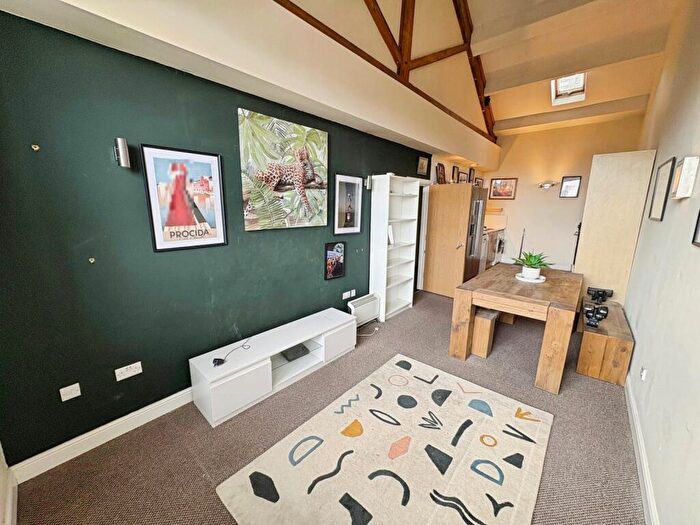 1 Bedroom Apartment To Rent In Water Street, Huddersfield, West Yorkshire, HD1