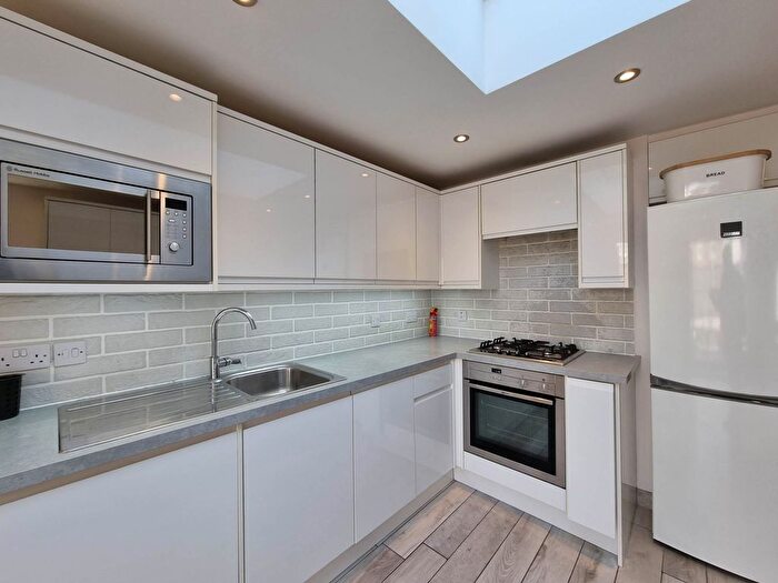 2 Bedroom Flat To Rent In Courcy Road, Turnpike Lane, N8