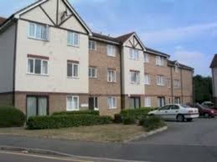 Flat To Rent In Lapwing Court, Colindale, NW9