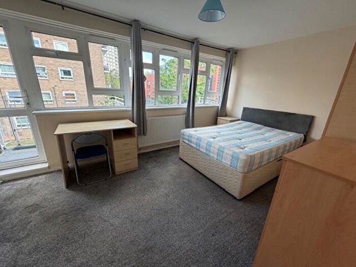 3 Bedroom Flat To Rent In Summit Court, Shoot Up Hill, Kilburn, NW2