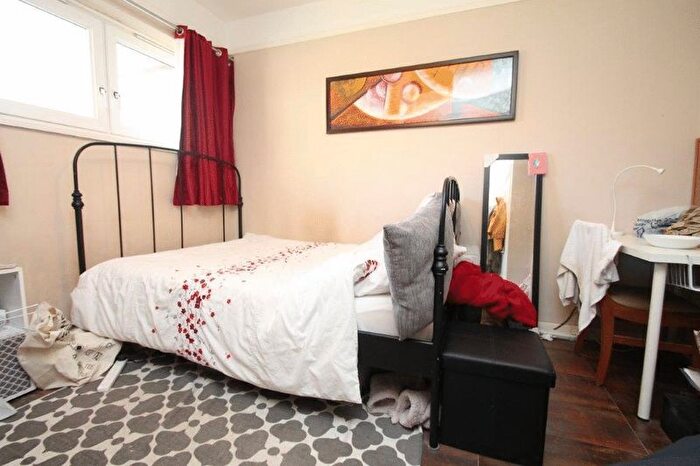 3 Bedroom Flat To Rent In Burbage Close, SE1