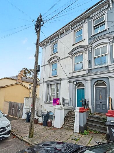 2 Bedroom Flat To Rent In Clytha Square, Newport, NP20
