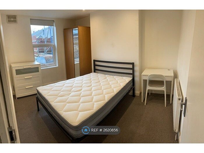 3 Bedroom Maisonette To Rent In Askew Road, London, W12