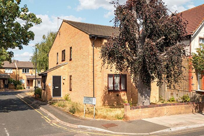 1 Bedroom Flat For Sale In Daniel Close, Tooting, London, SW17