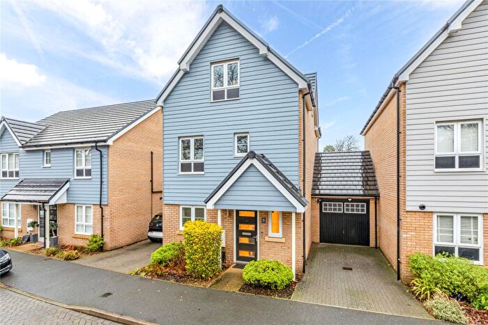 4 Bedroom Link Detached House For Sale In Kennett Lane, Chertsey, Surrey, KT16