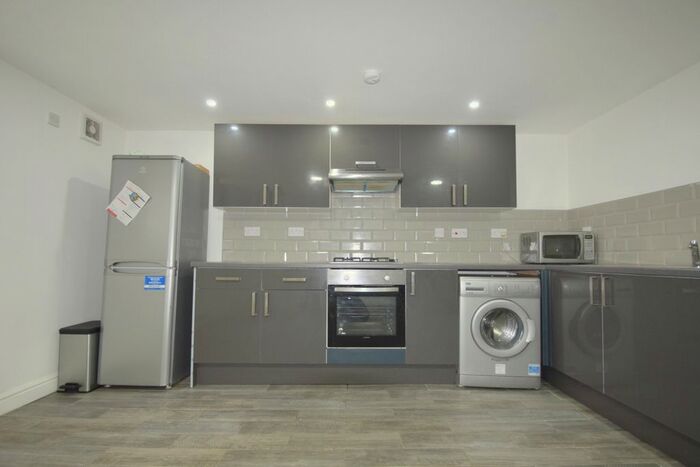 4 Bedroom Flat To Rent In City Road, Roath CF24