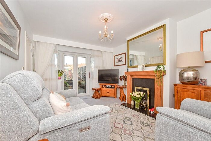 3 Bedroom Chalet For Sale In Warrington Road, Paddock Wood, Tonbridge, Kent, TN12