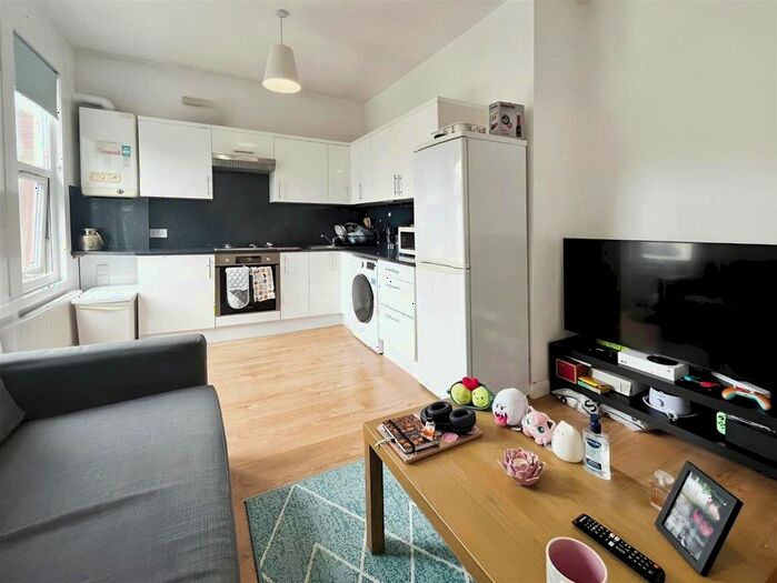 2 Bedroom Flat To Rent In Long Lane, London, N3