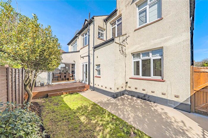 2 Bedroom Flat For Sale In Acacia Grove, New Malden, KT3