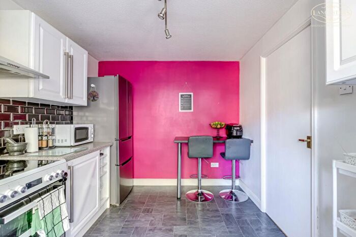 2 Bedroom Flat For Sale In Dean Court, Bolton, BL1 - Photo 8