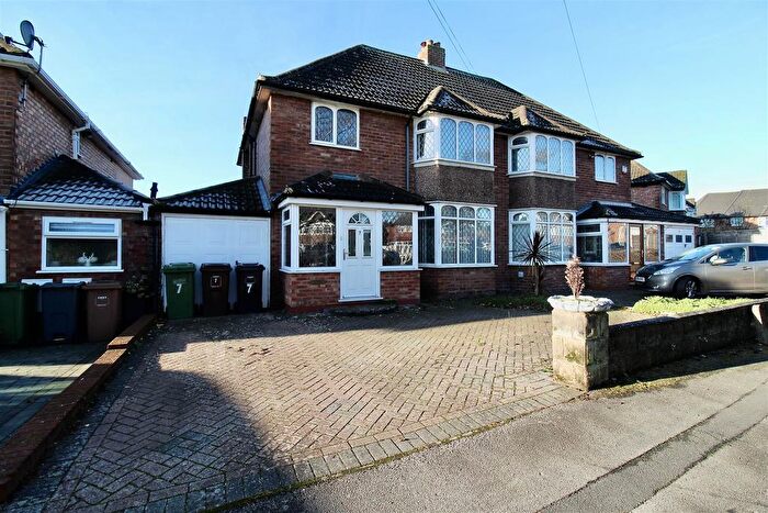 3 Bedroom Semi Detached House For Sale In Farnworth Grove, Castle Bromwich, Birmingham, B36
