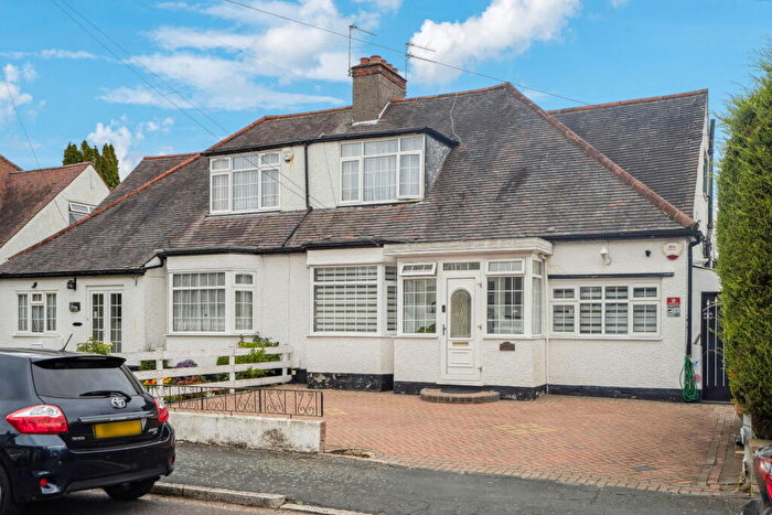 4 Bedroom Semi Detached House For Sale In The Glen, Pinner, HA5