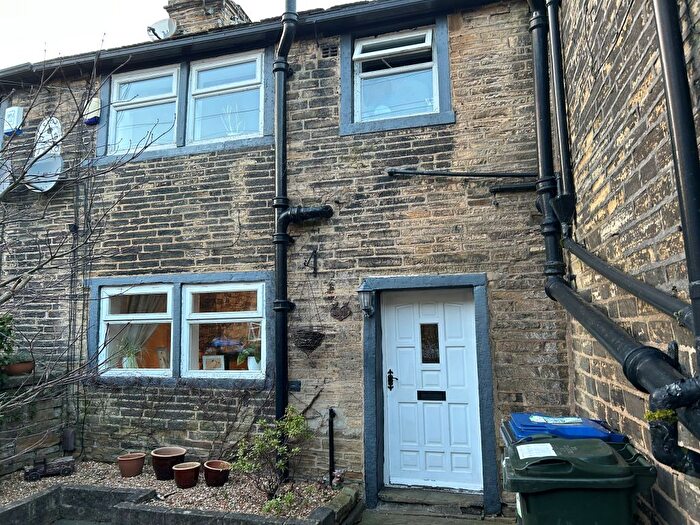 2 Bedroom Cottage For Sale In Clayton Lane, Clayton, Bradford, BD14