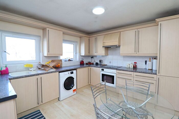 1 Bedroom Flat To Rent In Teak Close, London, SE16