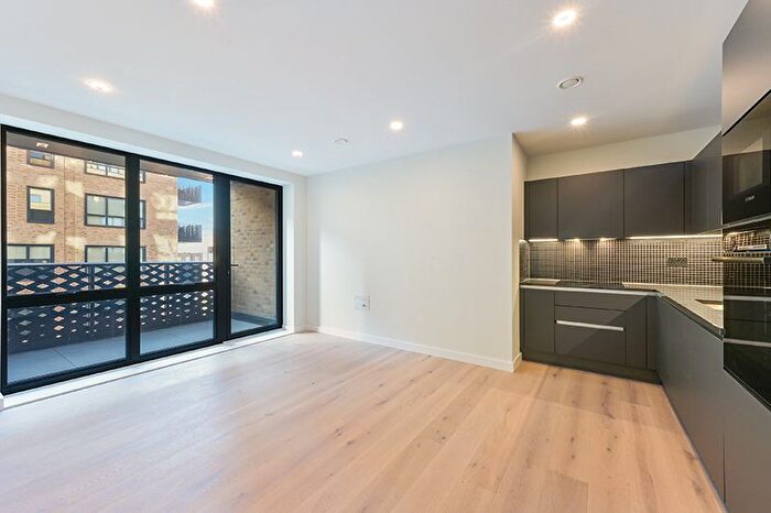 2 Bedroom Flat To Rent In Middle Road, London, W7