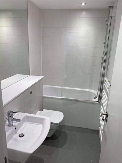 1 Bedroom Flat To Rent In Lilycroft Road, Bradford, BD9