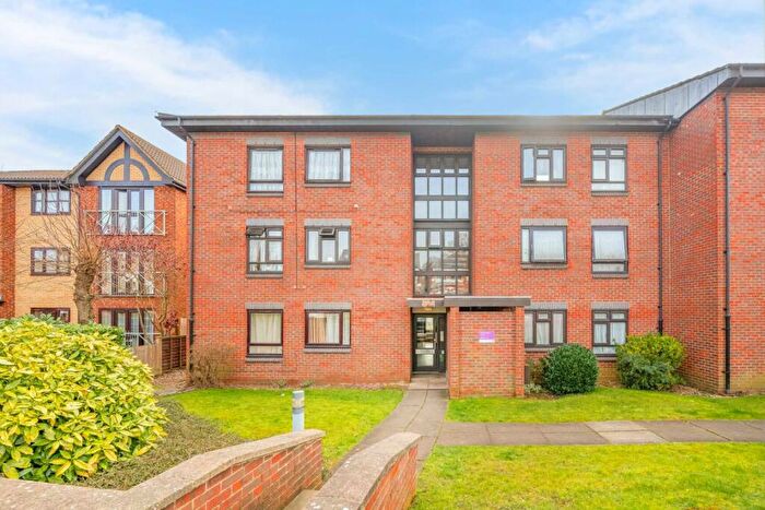 3 Bedroom Flat To Rent In Friern Park, North Finchley, N12