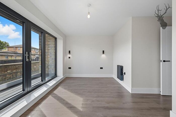 3 Bedroom Flat To Rent In Glebe Road, Dalston, E8
