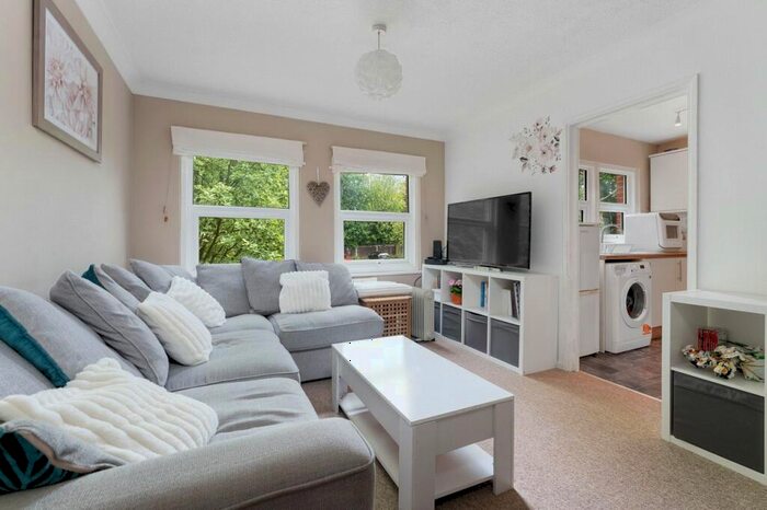 2 Bedroom Apartment To Rent In Overton Road, Sutton, SM2