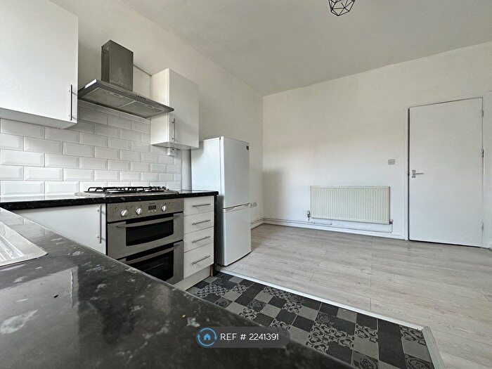 3 Bedroom Flat To Rent In Stapleton Road, Bristol, BS5